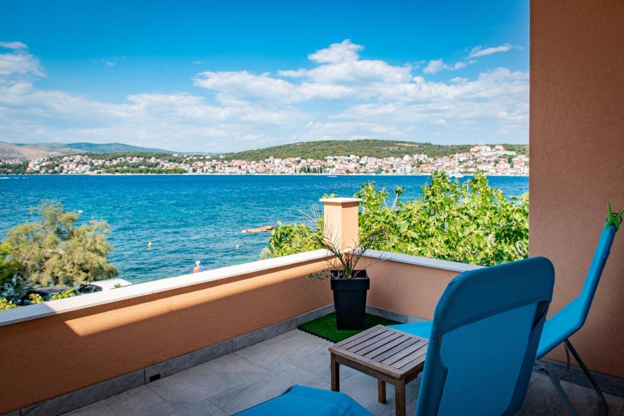 Beach Holiday Home With Private Jacuzzi & Parking Трогир Экстерьер фото