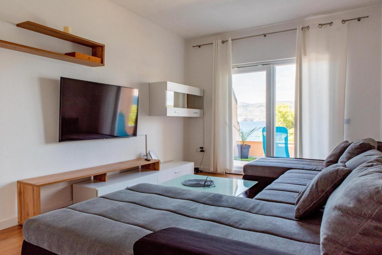 Beach Holiday Home With Private Jacuzzi & Parking Трогир Экстерьер фото