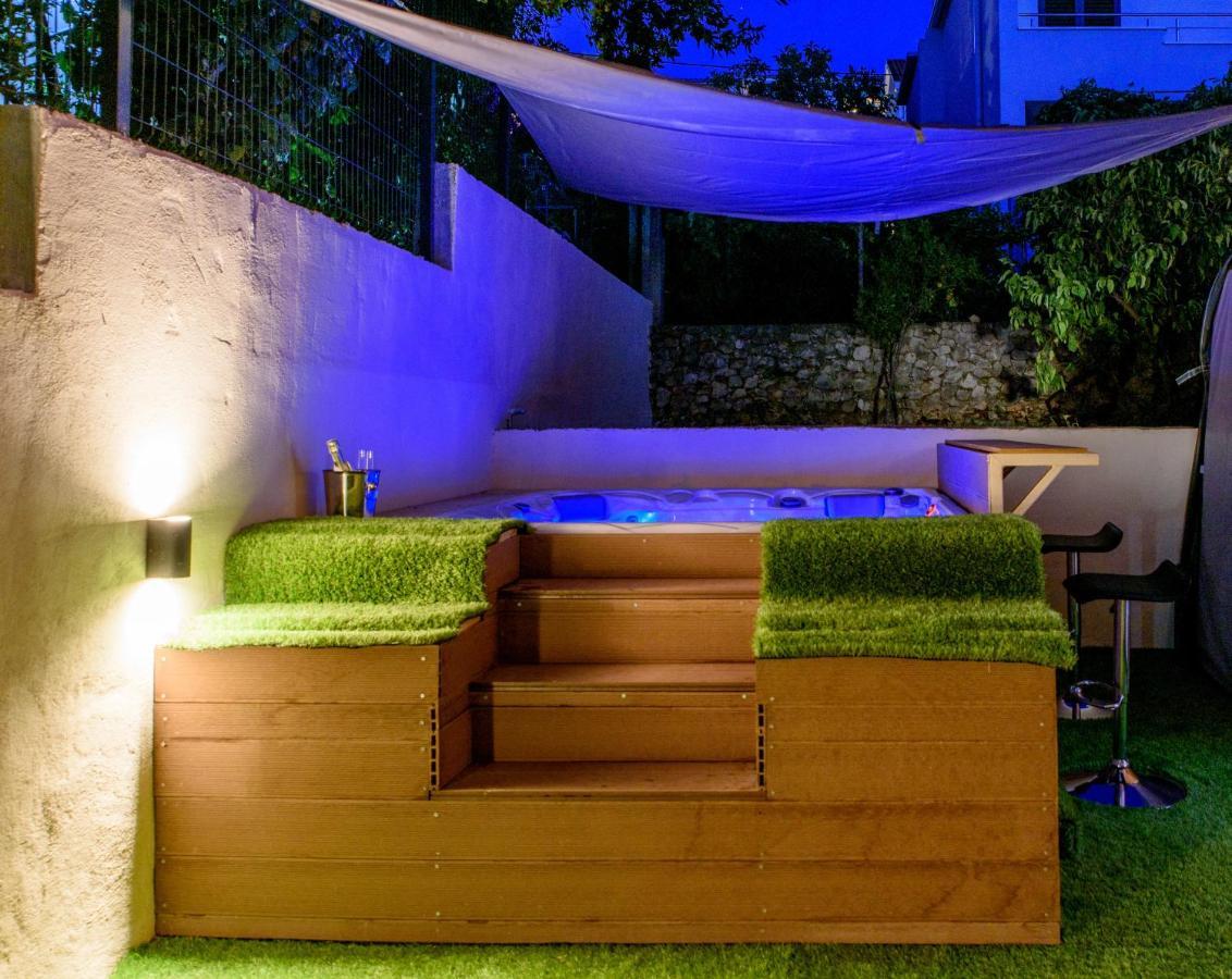 Beach Holiday Home With Private Jacuzzi & Parking Трогир Экстерьер фото