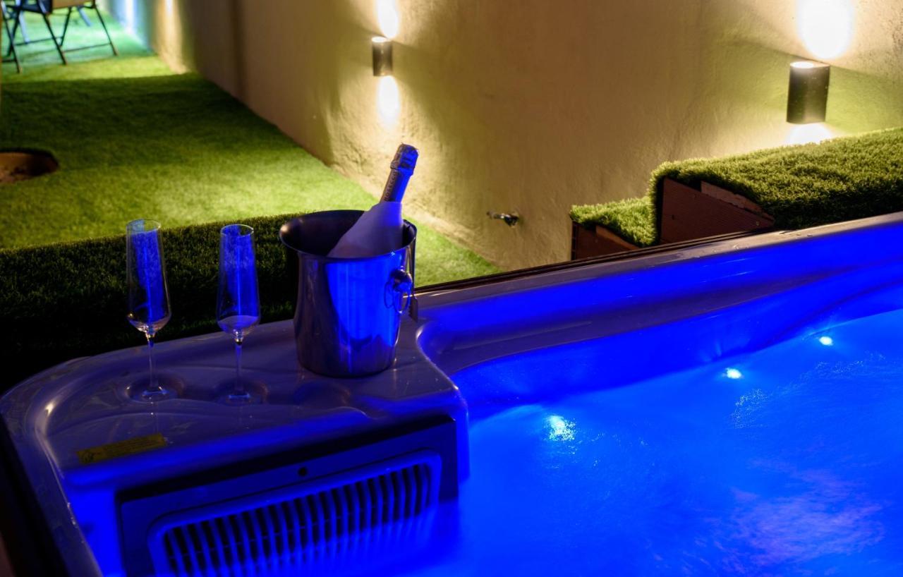 Beach Holiday Home With Private Jacuzzi & Parking Трогир Экстерьер фото