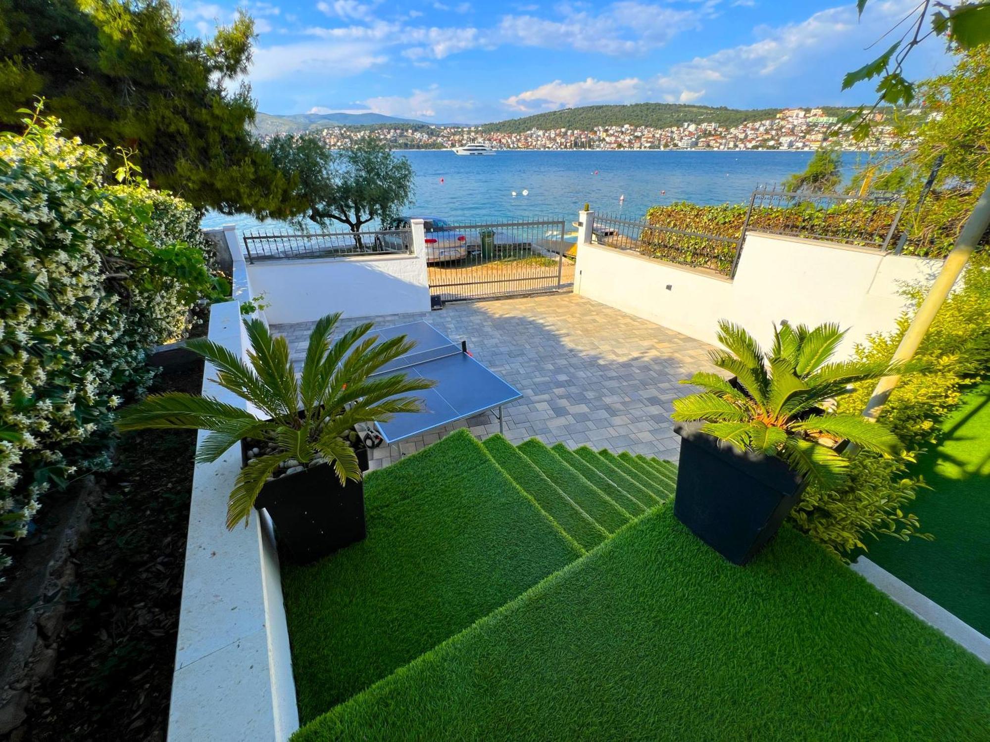 Beach Holiday Home With Private Jacuzzi & Parking Трогир Экстерьер фото